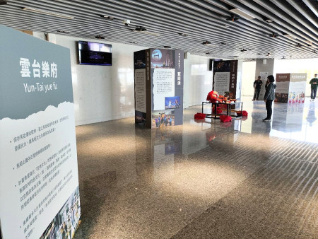 2025跨年晚會首度移師室內舉辦,除了演藝廳600個座位,交旅局準備400張摺疊椅於一、二樓大廳布置。(圖:本報資料室)