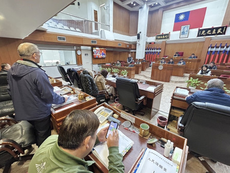 縣議會定期大會17日議案審查議員議案及人民請願案,全體議員連署要求水試所恢復建置,表示民意重視程度,希望縣府確實研議。(圖/文:曹重偉)