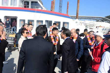 　第十六屆兩馬體育交流登場，馬尾代表團由馬尾區文化體育和旅遊局局長吳允超率領抵達南竿，縣長王忠銘、議長張永江到碼頭迎接。（圖／文：曹重偉）