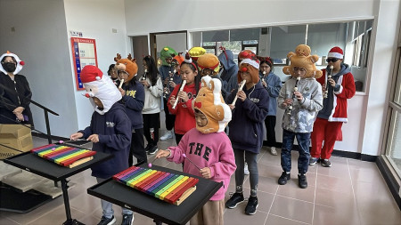 敬恆國中小暨幼兒園聖誕報佳音,散播歲末年終平安與歡樂的氣息。(圖/文:宋幸儒)