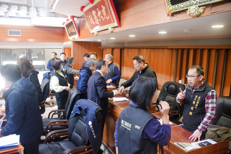 　議長張永江敲下議事槌，縣議會第8屆第4次定期大會劃下句點；縣長及局處主管紛紛趨前向議員們握手，就支持與指教表達感謝。（圖／文：曹重偉）