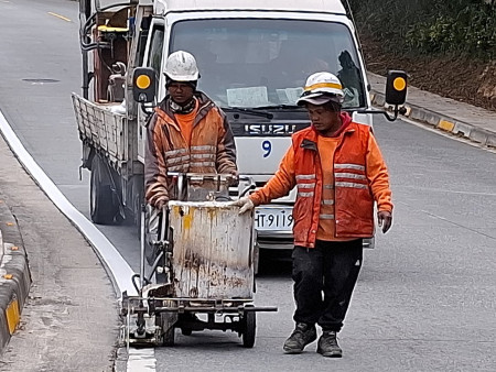 連江縣交旅局針對道路標線展開刨除重劃,縣長王忠銘前往關心施作狀況。(圖:縣府)