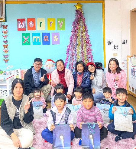 耶誕節前夕,莒光鄉代會為東莒國小與附幼兒園的孩子們送上節日祝福與禮物。(圖/文:蔡夢玲)