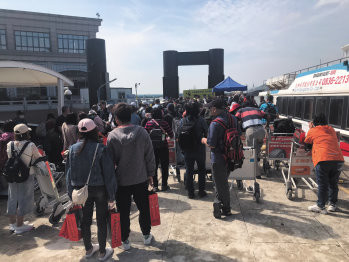 黃岐馬頭等行李的旅客。