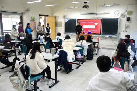 　馬祖高中學測暖心加油！縣長王忠銘親贈「包粽」，祝福高三學子在學測中沉著應考、順利「包中」！更鼓勵學子放眼未來、路途寬廣。（圖／文：曹重偉）