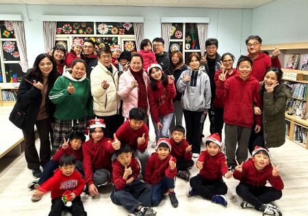 20日晚間東莒國小暨附幼兒園在東莒禮堂舉行聖誕圍爐活動,歡樂洋溢,除了有學生們精彩演出外,還結合了今年的藝術成果展出,活動相當用心。(圖/文:蔡夢玲)