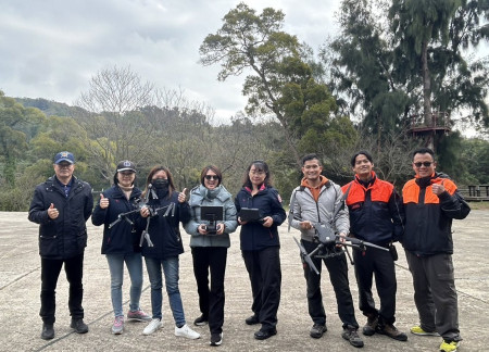 連江縣消防局12月21日在南竿津沙公園舉行無人機訓練,邀請鳳凰志工大隊及義勇消防參與,共同強化災害應變能力。(圖:連江縣消防局)