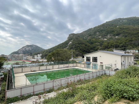 　北竿綜合運動場館室外游泳池上方規劃增建室內樂活運動場館。（圖／文：陳鵬雄）
