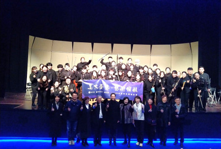 國立臺灣藝術大學國樂團以「梅石聽樂」為主題,為鄉親在冬日中帶來溫馨又精彩的國樂饗宴表演。(圖/文:黃沛宣)