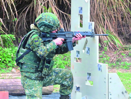 跪姿射擊。