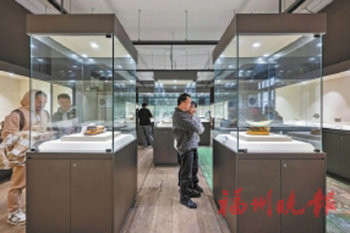 回流文物精品吸引了眾多遊客。
