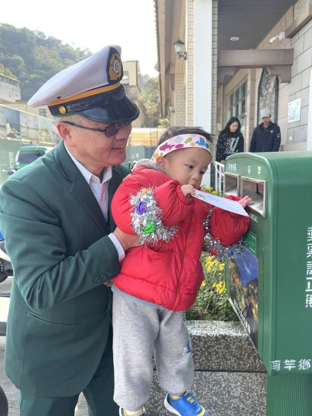 介壽幼兒園歲末感恩報佳音,兵分多路前往不同地點進行報佳音,縣長王忠銘率同仁開心迎接訪客到來,活動在孩子們的笑聲中圓滿落幕。(圖:介壽幼兒園、曹重偉)