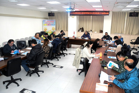 　連江縣政府24日下午召開今年度環境衛生暨環保業務第二次協調會，由縣府秘書長張龍德主持，聚焦六大提案，提升環境品質。（圖／文：曹重偉）