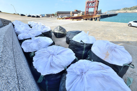 　東引「東湧日報」舊址堆放的大量保麗龍，部分將裝袋船運至南竿進行冷壓處理。（圖／文：陳其敏）