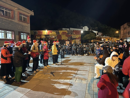 　北竿軍民各界在迎賓館前舉辦平安夜點燈活動。（圖／文：陳鵬雄）