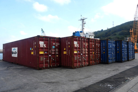 　因應「小三通」客運航班無法攜帶大型傢俱，地區貨運業者和忠公司推出集運式貨櫃輸運服務，「第一櫃」24日上午順利進港。（圖／文：曹重偉）