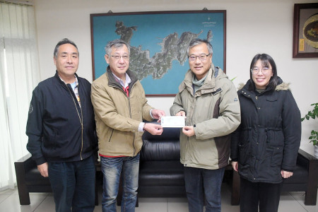 　台電珠山電廠捐贈百萬營運協助金，主任林宗漢與協和經理林正雄代表致贈支票，由南竿鄉長林志東代表接受，感謝台電回饋地方。（圖／文：曹重偉）