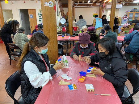 衛生局昨日於山隴社協舉辦「淡菜蝶古巴特」及「藍眼淚砂畫」活動,大家共同渡過一個歡樂愉悅的聖誕節。(圖:衛生局)