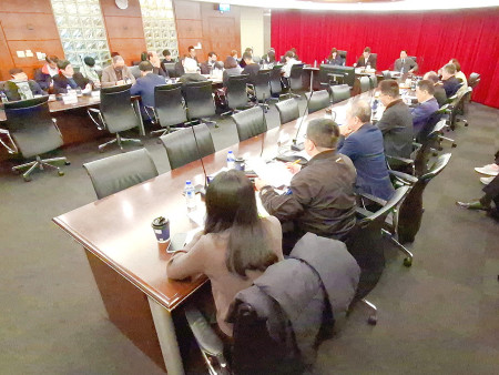 立委陳雪生26日在民航局召開馬高航線協調會,縣長王忠銘、議長張永江列席,華信承諾自明年5月1日起開航馬高航線固定航班。(圖:連江縣政府)
