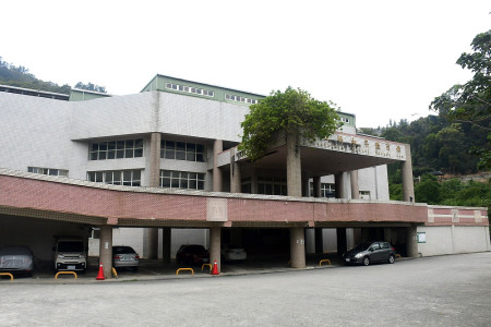 　功成身退，南竿體育館114年1月起停止使用，教育處指出該館結構老化，內外牆嚴重滲漏，存在安全隱患，呼籲鄉親避免進入。（圖／文：曹重偉）