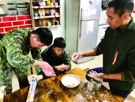 發揮創意手作湯圓。