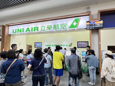 縣府研擬補助本縣2-11歲兒童搭機優惠,每趟可補貼300多元,對家庭不無小補。(圖:本報資料室)