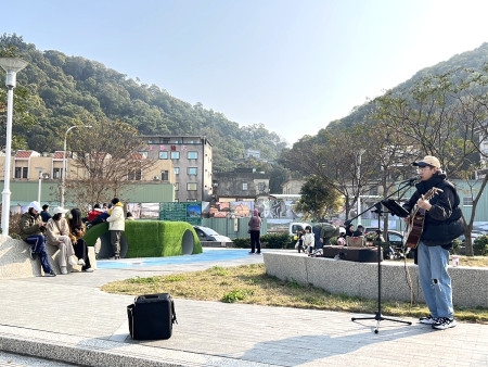 交旅局藍調漫城市集活動28日下午在福澳星巴克旁公園舉行,今天下午1點還有演出,鄉親不要錯過。(圖/文:馮紹夫)
