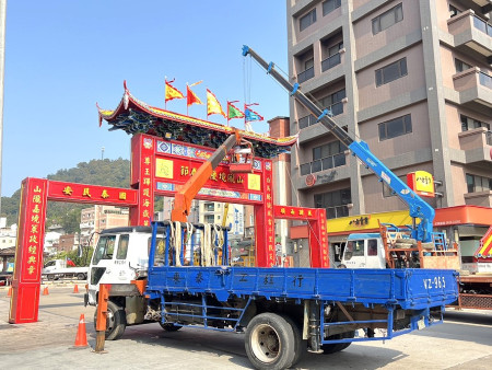 年節近了!馬祖新春意象山隴新春牌樓28日完成搭建。(圖/文:馮紹夫)