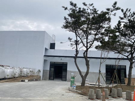 東莒醫療大樓周邊綠美已施工完畢,工程預計能如期明年3月啟用。(圖/文:蔡夢玲)