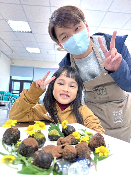 　函漾莊園「讓愛發生計畫」登陸馬祖，專業園藝治療師帶領居民共同製作「艾草巧克力」，將愛、綠色生活與自我療癒的概念深入到社區中。（圖：函漾莊園提供）
