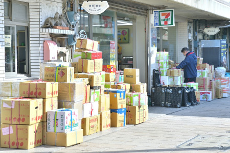 　農曆新年腳步近，長程船班恢復航行，除了從台灣本島載運大量貨物到東引外，亦有大批的縣民配售酒、魚貨（丸）等貨品船運到台灣。（圖／文：陳其敏）