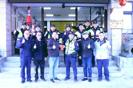春節將至,感謝警察同仁堅守崗位、守護治安,連江縣警察之友會理事長議長張永江31日下午前往縣警局拜訪並致贈春節加菜金。(圖:警察之友會)
