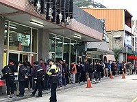 　北竿第5及第6投開票所昨天一早就有大批民眾排隊等投票，很多人趕著投完票搭飛機。（圖／文：陳鵬雄）