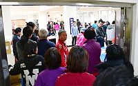 　五合一公職選舉暨全國性公投投票日，南竿4處投開票所秩序良好，但都難免要花時間排隊等候，等最久的公認是位於介壽幼兒園的第二投開票所，還要進行流量控管。（圖／文：曹重偉）