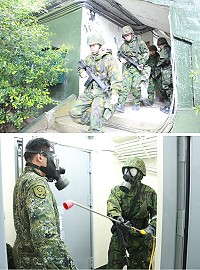 上圖:警報響起,官兵迅速就戰術位置。下圖:消除組執行消除作業。(圖/文:葉峻廷)