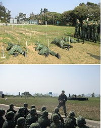 弟兄們匍匐前進,通過低絆網。(圖/文:楊鼎新)