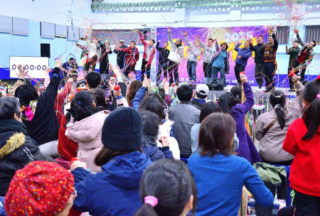 　東引軍民同聚一堂，共享跨年美好時光，迎接嶄新的2025年到來。（圖／文：陳其敏）