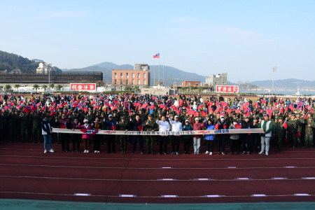 　縣府舉辦元旦升旗暨健行活動，吸引約1200位軍民共襄盛舉。縣長王忠銘、立委陳雪生、議長張永江、指揮官劉慎謨與鄉親一同參加。（圖／文：曹重偉）