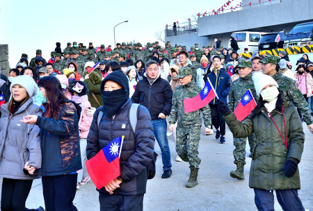 　東引114年元旦升旗典禮與健行活動，軍民展現愛國與團結精神，迎接嶄新的一年。（圖／文：陳其敏）