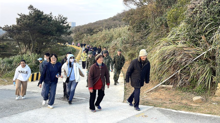 幸福莒光,2025莒光元旦升旗健行活動,東、西莒同步舉行,鄉親起個大早迎接新的一年。(圖/文:宋幸儒)