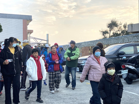 東莒元旦升旗暨健行活動,鄉親用行動來支持活動。(圖/文:蔡夢玲)