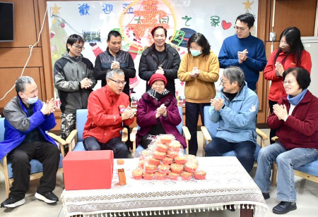 大同之家住民林灼金過91歲生日,秘書長張龍德代表縣長會同鄉長林志東、民社處長曾玉花前往祝壽,氣氛溫馨熱鬧。(圖/文:曹重偉)