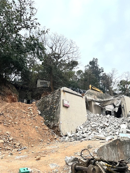 臺灣銀行斥資新台幣1億8千餘萬元原址重建分行新大樓,工程預計115年8月完工。(圖/文:馮紹夫)