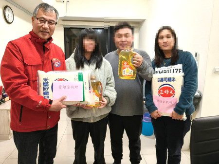 適逢歲末年終,馬祖獅子會捐贈一批食用米與食用油,助南竿弱勢家庭溫暖過冬。(圖:南竿鄉公所)
