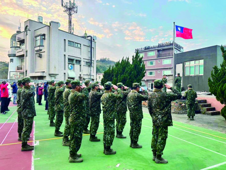 官兵參加元旦升旗典禮。
