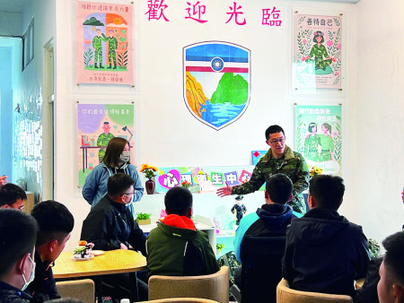心輔官解說今日課程。
