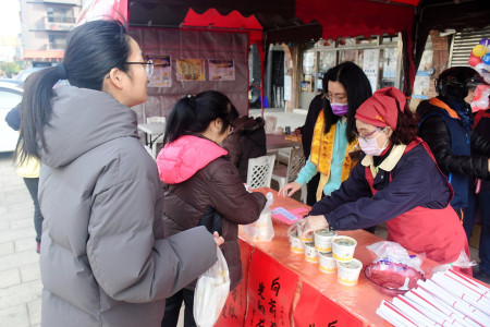 　國際佛光會馬祖分會慶祝法寶節暨紀念佛陀成道日，發心供養臘八粥，還準備了象徵福慧增長的春聯與小吊飾與大眾結緣。（圖／文：曹重偉）