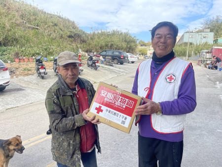 中華民國紅十字會致贈西莒獨居老人及弱勢族群安心食物箱,讓他們在寒冷的冬天多一股暖流。(圖/文:宋幸儒)