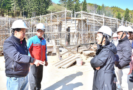 　議長張永江、衛生局長陳美金、鄉長林德建共同勘查東引鄉長照衛福據點小規模多機能服務中心新建工程進度，及了解衛生所屋頂整建規劃案。（圖／文：陳其敏）