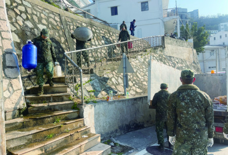 莒光鄉年終大掃除6日正式啟動,軍民一起攜手整頓家園,迎接新的一年。(圖/文:宋幸儒)